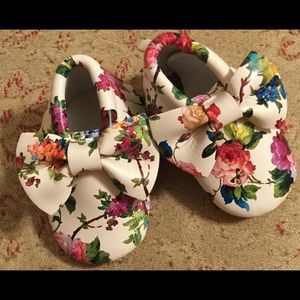 Shoes - FLORAL BABY SHOES with Bow Moccasin Style Size 3 Shoes - FLORAL BABY SHOES with Bow Moccasin Style Size 3